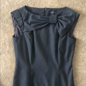 Tahari Size 2 Petite Gray Shift Dress